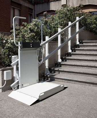 servoscala a pedana porta carrozzine per scale dritte 