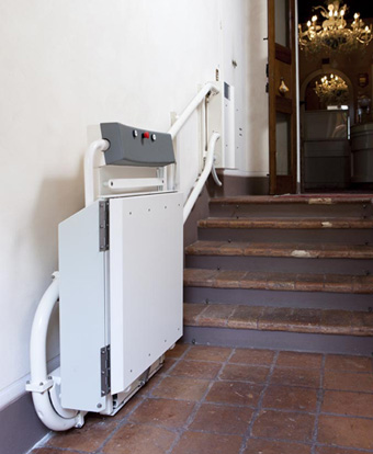 Servoscala a pedana slim per scale curvilinee