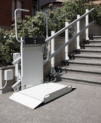 servoscala a pedana porta carrozzine per scale dritte