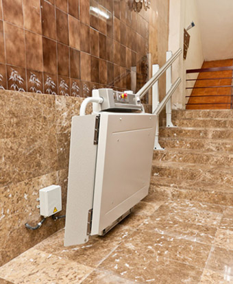 logic è il servoscala a pedana conforme a tutte le vigenti normative comunitarie in materia