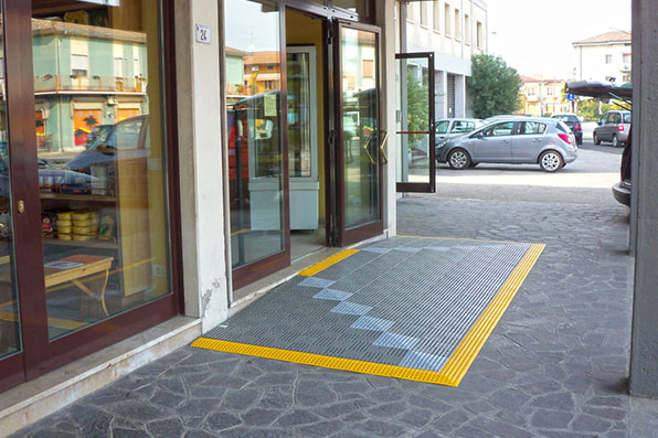 rampe per disabili per superamento barriere in interni ed esterni